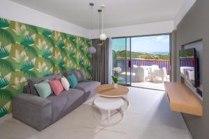 un salon avec un canapé et une table dans l'établissement Skiathos Palace Hotel, à Koukounaries