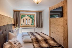 1 dormitorio con cama, ventana y sofá en Viktoria Lodges, en Bach