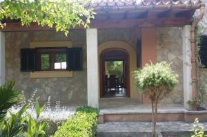 サ・ポブラにあるVilla Correfocの石壁と出入口のある家