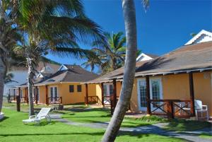 弗利蓋特灣的住宿－糖灣俱樂部酒店，前面有棕榈树的房子
