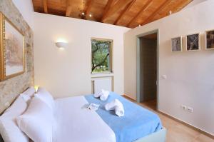 A bed or beds in a room at Olive Áno Korakiána