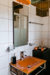 een badkamer met een wastafel en een spiegel bij Villa Polina in Skala Potamias