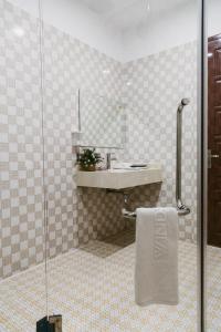 een badkamer met een douche, een wastafel en een wastafel bij Windsor Hotel Son La in Sơn La