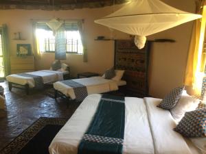 Un pat sau paturi într-o cameră la Nyore Hillside Retreat