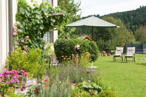Garður fyrir utan Pension Kreuzer