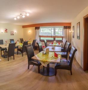 - une salle à manger avec une table et des chaises dans l'établissement Pension Beck Hotel, à Bad Waldsee