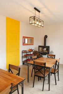 ディーにあるLe Saule Rêveurのダイニングルーム(黄色のドア、木製のテーブルと椅子付)