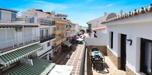 een uitzicht over een steeg tussen gebouwen bij Apartamento Zenbeach 2ºA in Torremolinos
