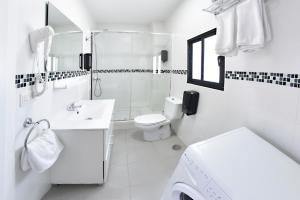 トレモリノスにあるApartamento Zenbeach 2ºAの白いバスルーム(洗面台、トイレ付)