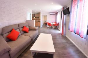 salon z kanapą i stołem w obiekcie Apartamento Zenbeach 2ºA w mieście Torremolinos +10 zdjęć
