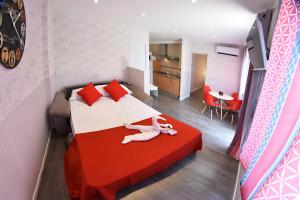 sypialnia z łóżkiem z osobą leżącą na nim w obiekcie Apartamento Zenbeach 2ºA w mieście Torremolinos