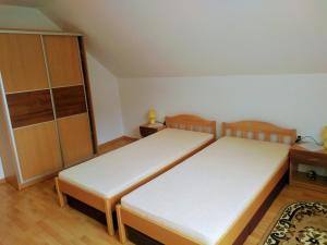 twee bedden in een kleine kamer met bij Apartmán 80 in Oravský Podzámok