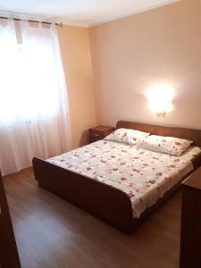 1 dormitorio con cama y ventana en Apartmani Lucia en Rab