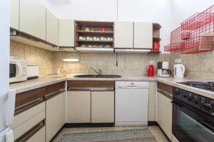 Η κουζίνα ή μικρή κουζίνα στο Villa Doris Mlini +14 φωτογραφίες