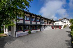 eine leere Straße vor einem Gebäude in der Unterkunft Appartement-Hotel-Allgayer in Oy-Mittelberg