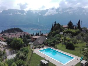 ein Bild einer Villa mit einem Pool in der Unterkunft Appartamento Casa Pace Tremosine in Tremosine sul Garda