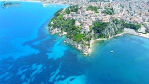 Una vista aérea de una pequeña isla en el agua. en B&B Gianninella, en Agropoli