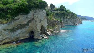 una vista aérea de una orilla rocosa con agua azul en B&B Gianninella, en Agropoli 15 fotos más