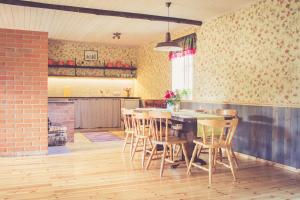 PaladePalade Retrovisiit Leili的厨房兼餐厅，配有桌椅