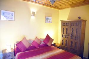 Ένα ή περισσότερα κρεβάτια σε δωμάτιο στο Riad Dar Zouhour