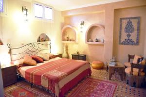 Ένα ή περισσότερα κρεβάτια σε δωμάτιο στο Riad Dar Zouhour