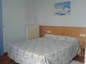 a bedroom with a bed and a picture on the wall at Annapolis in Aix-les-Bains