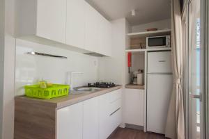 Mobile Homes Camping Omišalj的厨房或小厨房