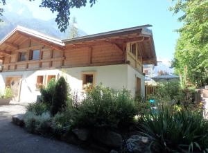 ein Haus mit einem Holzdach in der Unterkunft Le Chalet de l'Ours Blanc in Chamonix-Mont-Blanc
