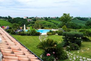 uitzicht op een tuin met een zwembad bij B&B Villa Moen in Fossacesia
