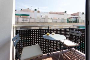 balkon ze stołem i krzesłami w obiekcie INNOUTHOME Apartamento Ramón y Cajal II w mieście L'Ametlla de Mar