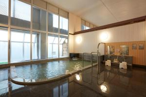Hotel Folkloro Takahata tesisinde veya buraya yakın yüzme havuzu