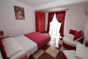 Postel nebo postele na pokoji v ubytování Apartments Kruna Jovanović