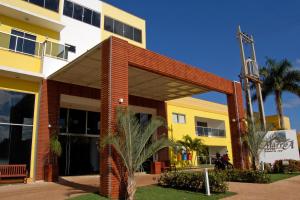 a building with a brick and yellow at Marruá Hotel in Bonito
