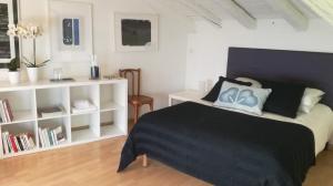 een slaapkamer met een bed en een boekenplank bij La Maison Carolane in Latour-de-Carol +21 foto's