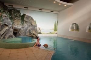 Bazén v ubytování Dolomites Wellness Hotel Savoy nebo v jeho okolí