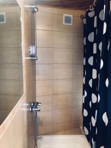 y baño con ducha y cortina de ducha. en Blisko Morza, en Gdynia