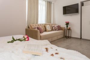 een woonkamer met een bank en een bed bij Luxury Rooms Saint Jacob in Trogir