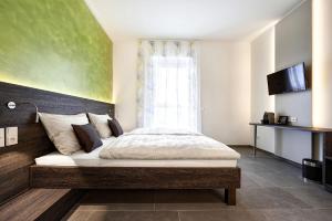 Rúm í herbergi á eee Hotel Traun