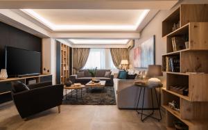 Televízia a/alebo spoločenská miestnosť v ubytovaní Acropolis Luxury Living + 37 fotografií