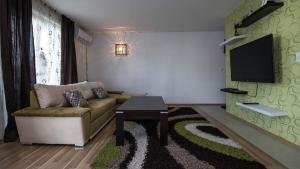 A television and/or entertainment centre at Cherry Garden1 Apartments
