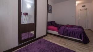 A bed or beds in a room at Cherry Garden1 Apartments