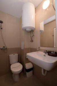 A bathroom at Cherry Garden1 Apartments Még 22 kép
