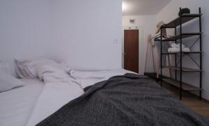 A bed or beds in a room at Cherry Garden1 Apartments