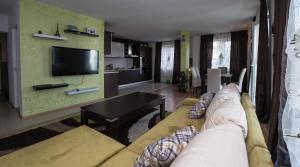 A television and/or entertainment centre at Cherry Garden1 Apartments