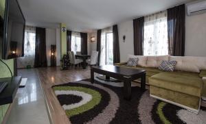 A seating area at Cherry Garden1 Apartments
