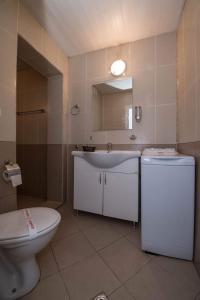 A bathroom at Cherry Garden1 Apartments