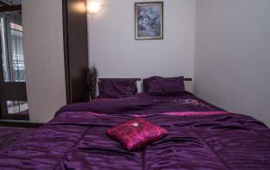 A bed or beds in a room at Cherry Garden1 Apartments