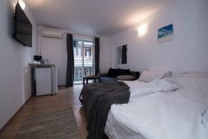 A bed or beds in a room at Cherry Garden1 Apartments