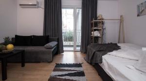 A bed or beds in a room at Cherry Garden1 Apartments