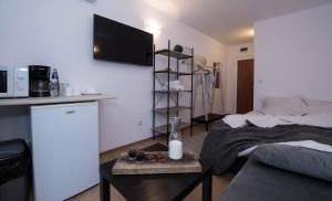 A bed or beds in a room at Cherry Garden1 Apartments